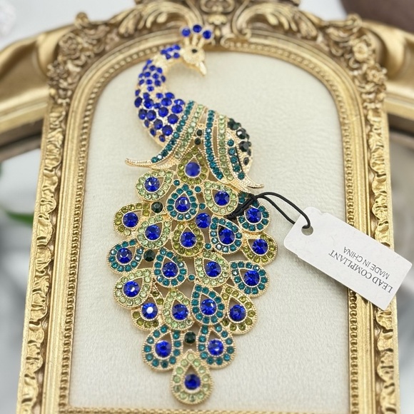 Stunning Vintage-Inspired Peacock Brooch 🦚 - Picture 4 of 6